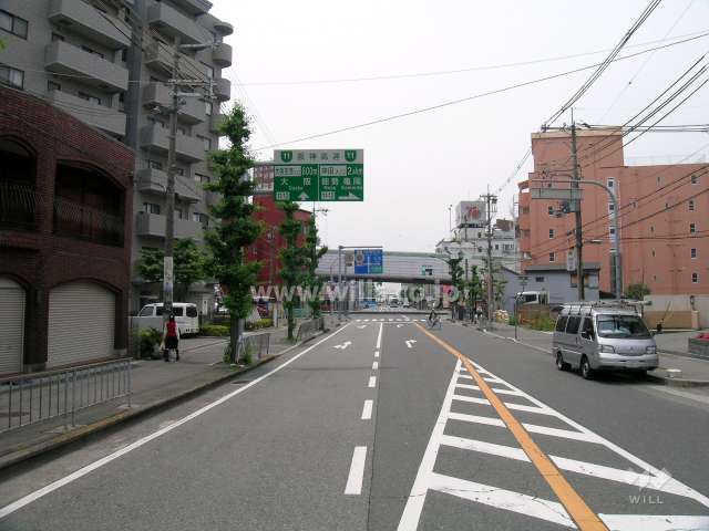 敷地北側の前面道路。二車線のバス通りです。