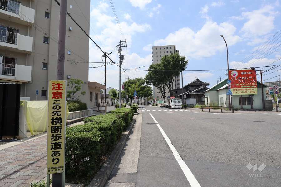 敷地北側の前面道路（東側から）