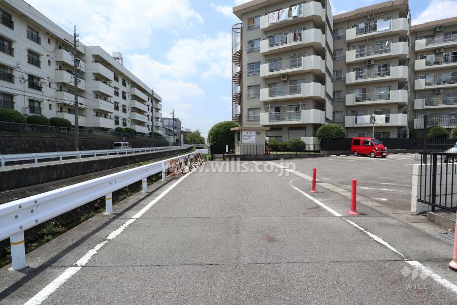 敷地南側の前面道路（東側から）