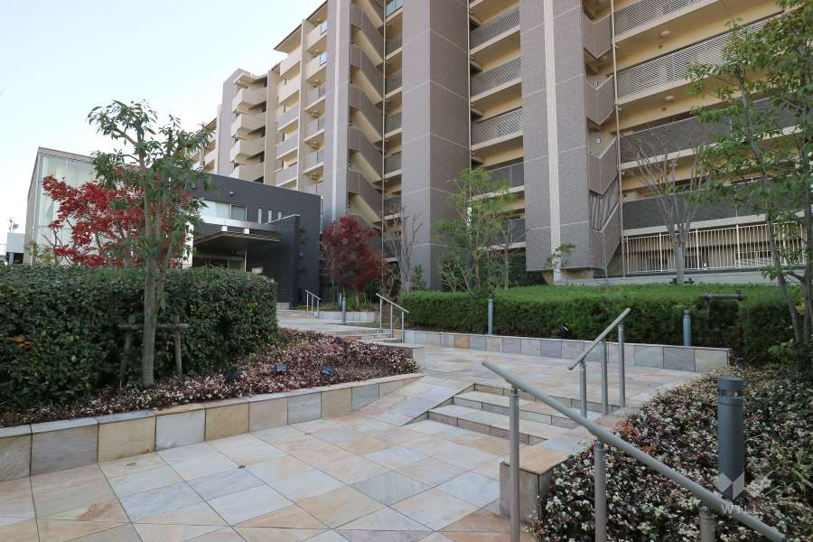 エントランスの水盤