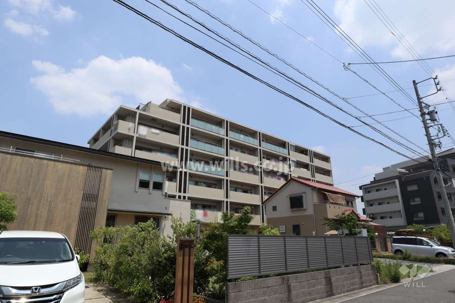 ユニーブル長久手テラスの遠景。周辺は住宅、店舗などが混在する区画の整った住宅地です。