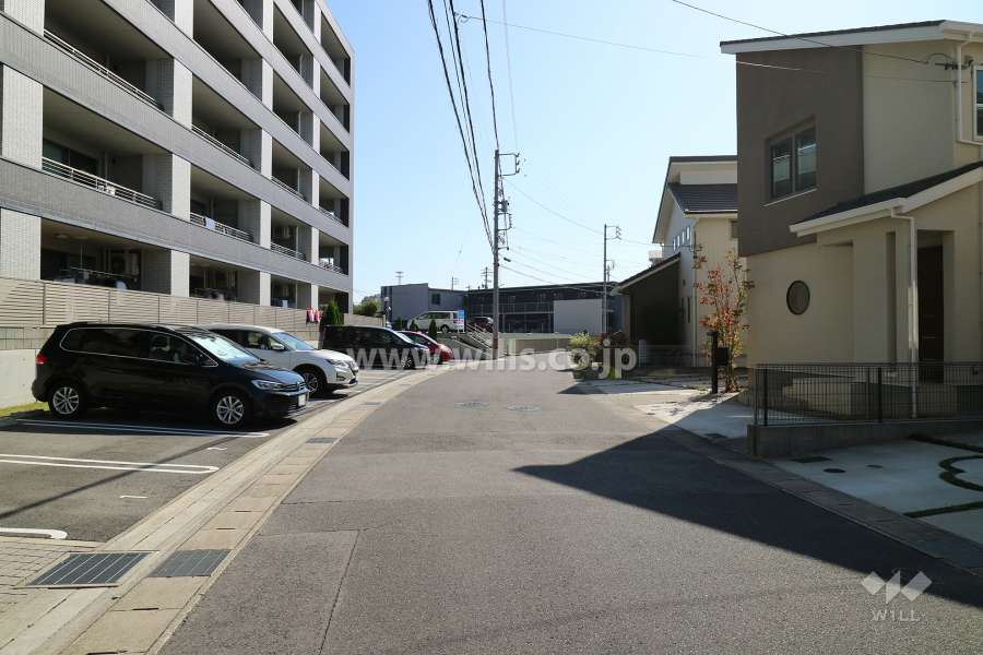 敷地南西側の前面道路（北西側から）