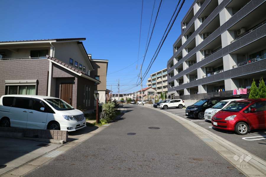 敷地南西側の前面道路（南東側から）