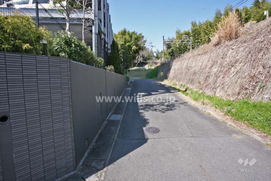 敷地北側は名鉄豊田線に面しています。