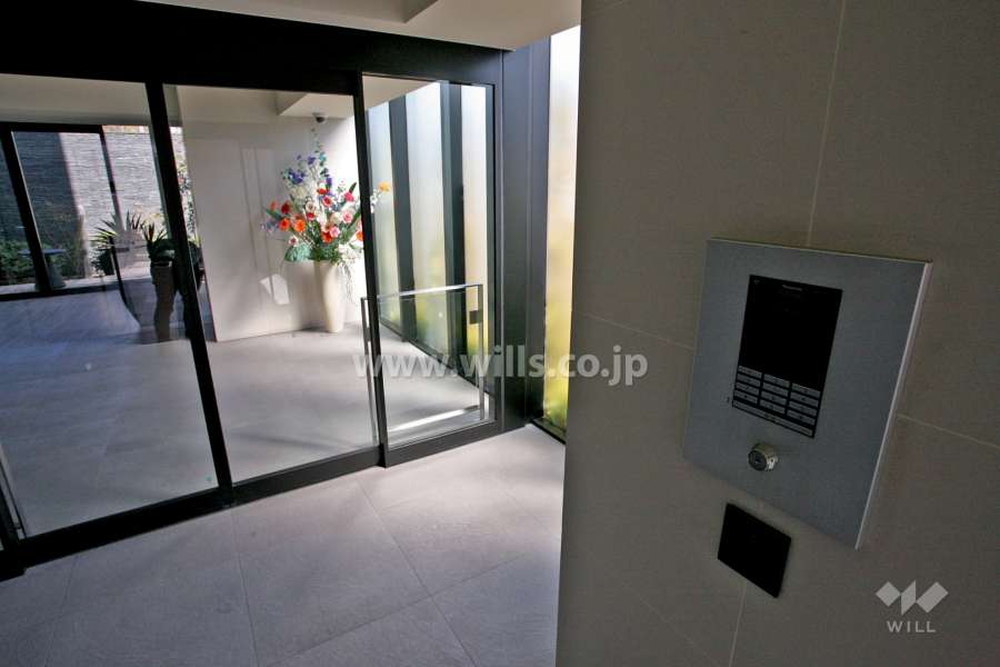 エントランスはオートロック付きです。