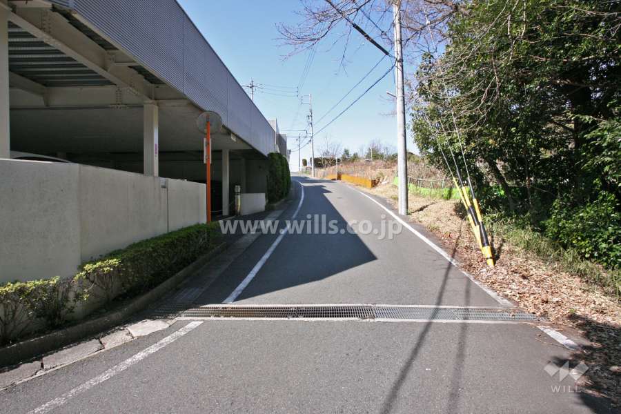 敷地北側の前面道路(東側から)