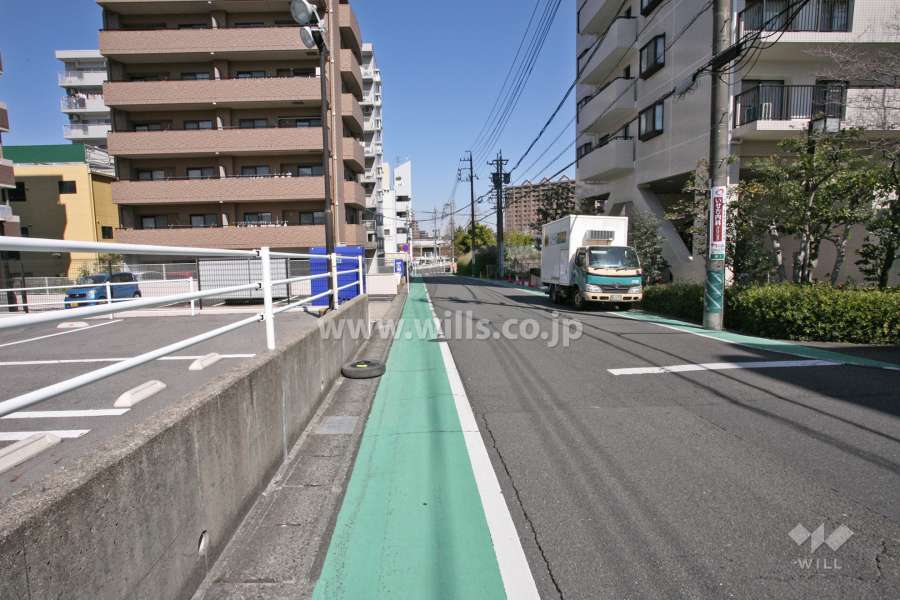 敷地西側の前面道路(南側から)