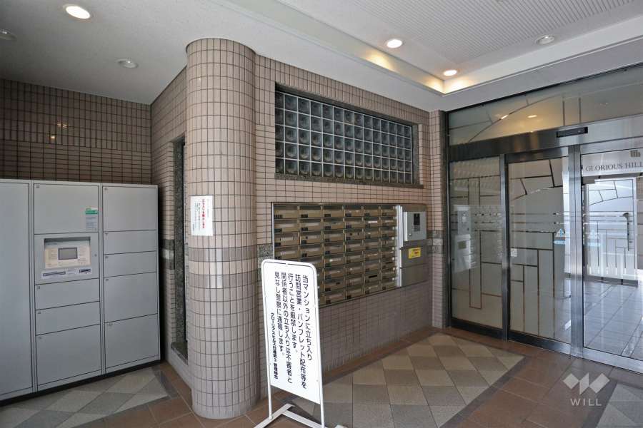 共用ポストと宅配ボックス。エントランスはオートロック付きです。