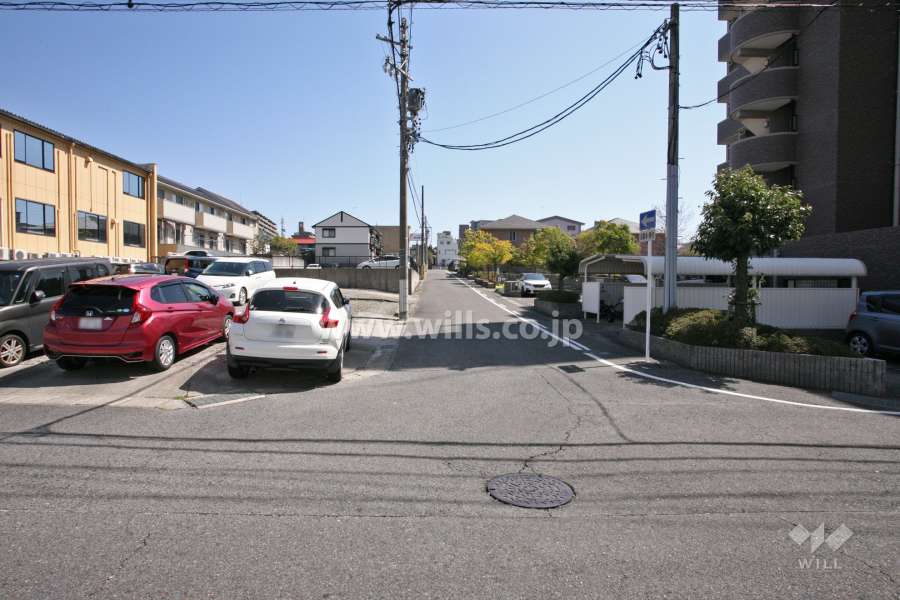 敷地北側の前面道路(西側から)