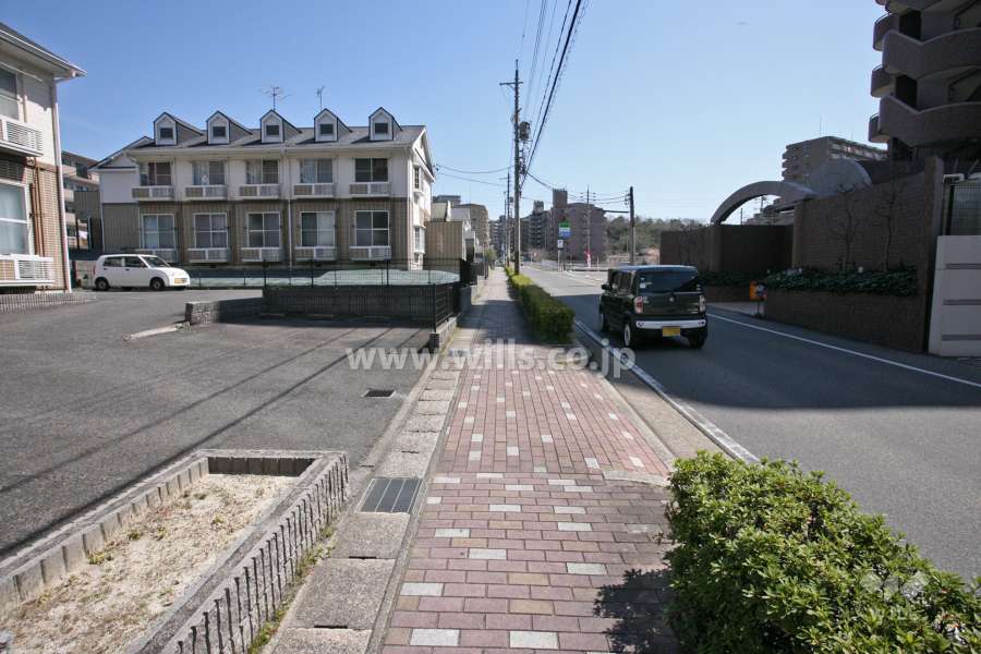 敷地北側の前面道路(西側から)