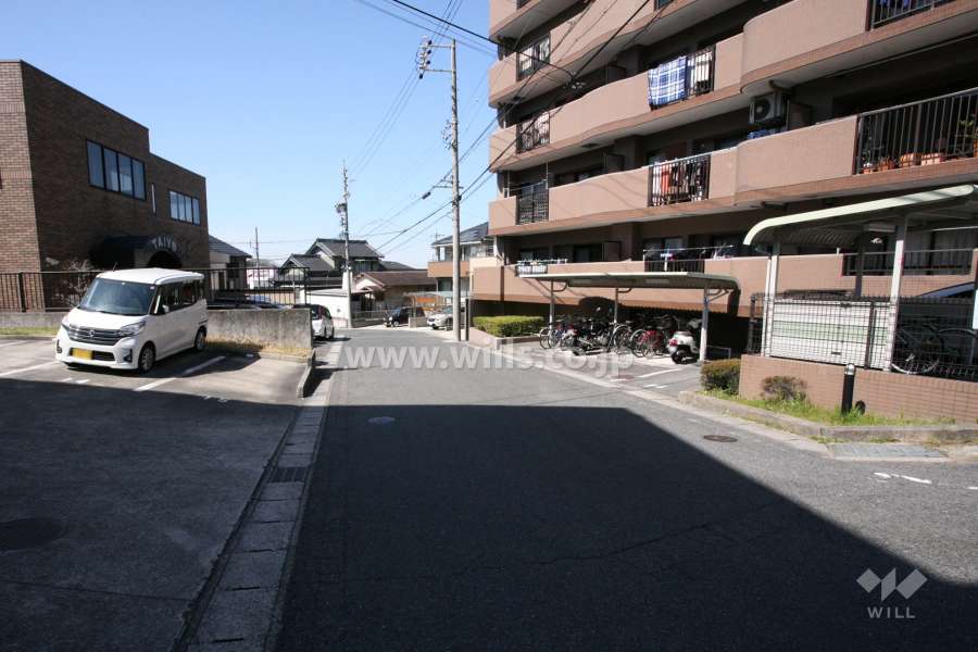 敷地南側の前面道路（東側から）