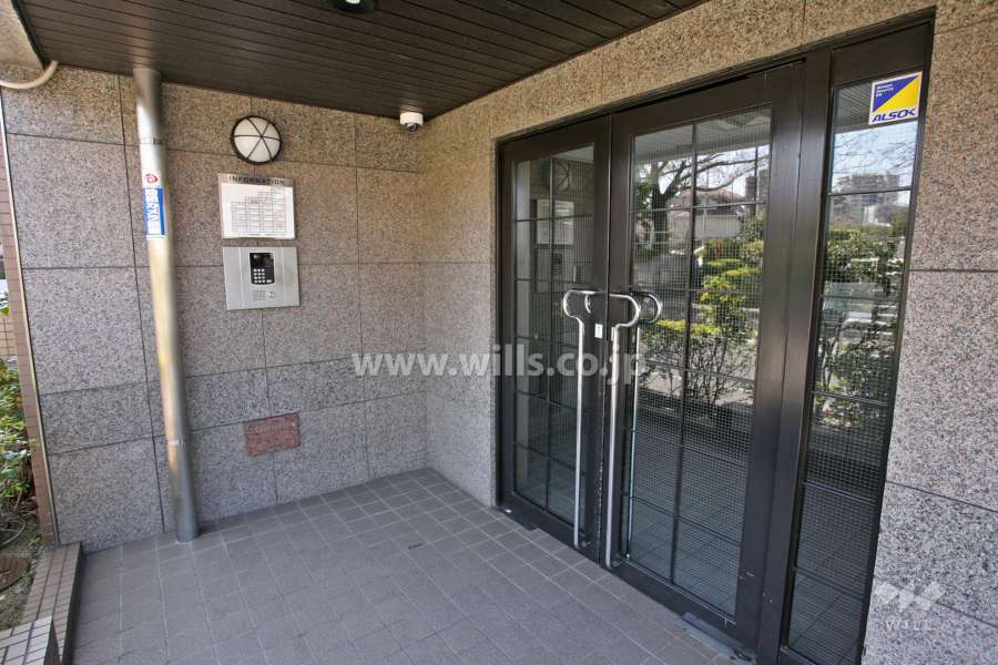 エントランスはオートロック付きです。