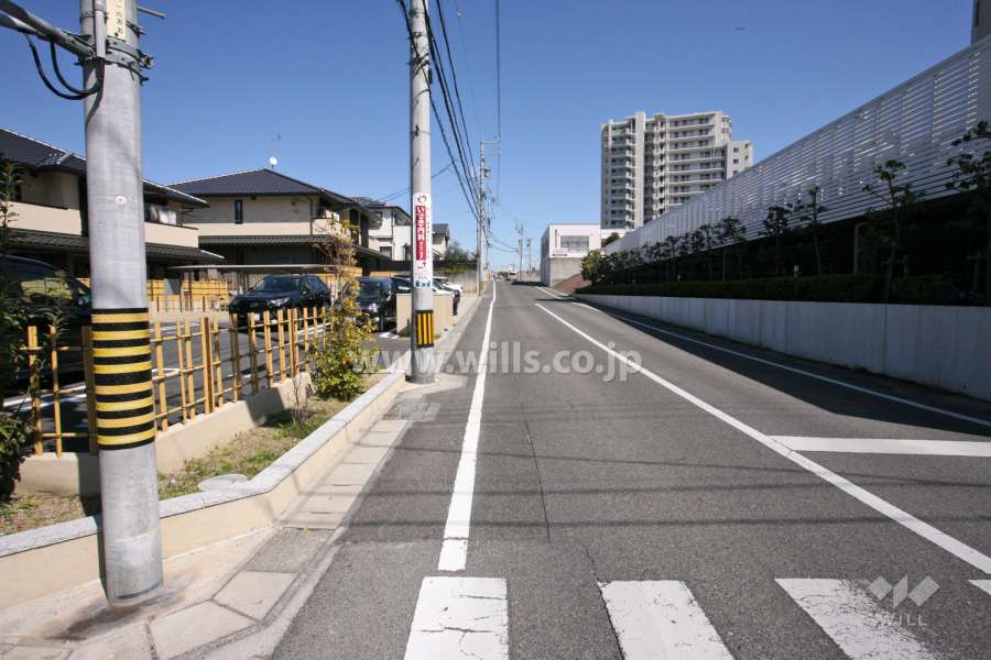 敷地北側の前面道路(西側から)