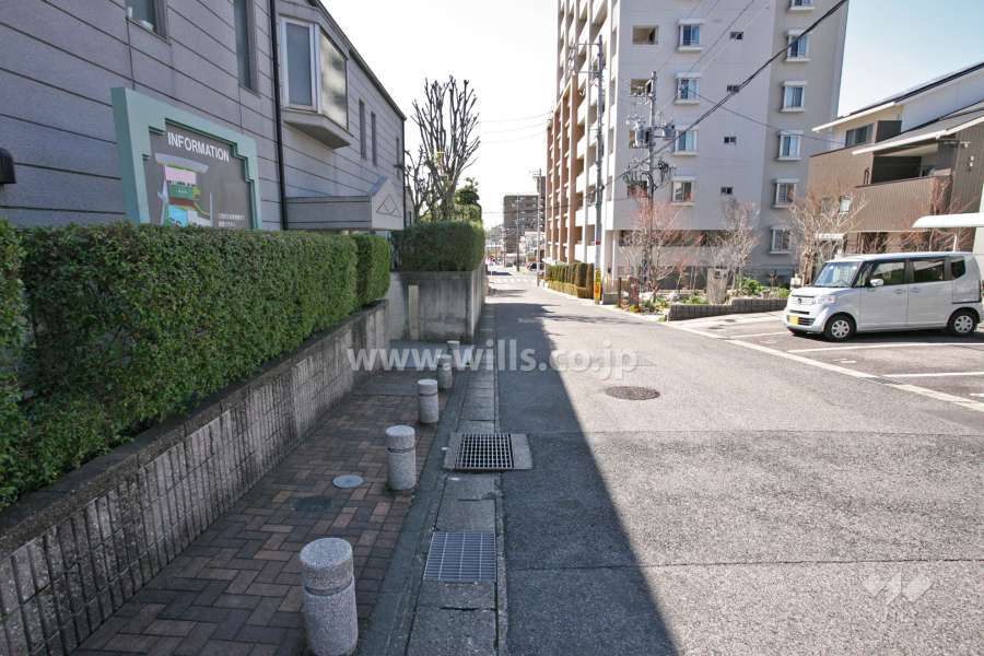 敷地北側の前面道路(東側から)