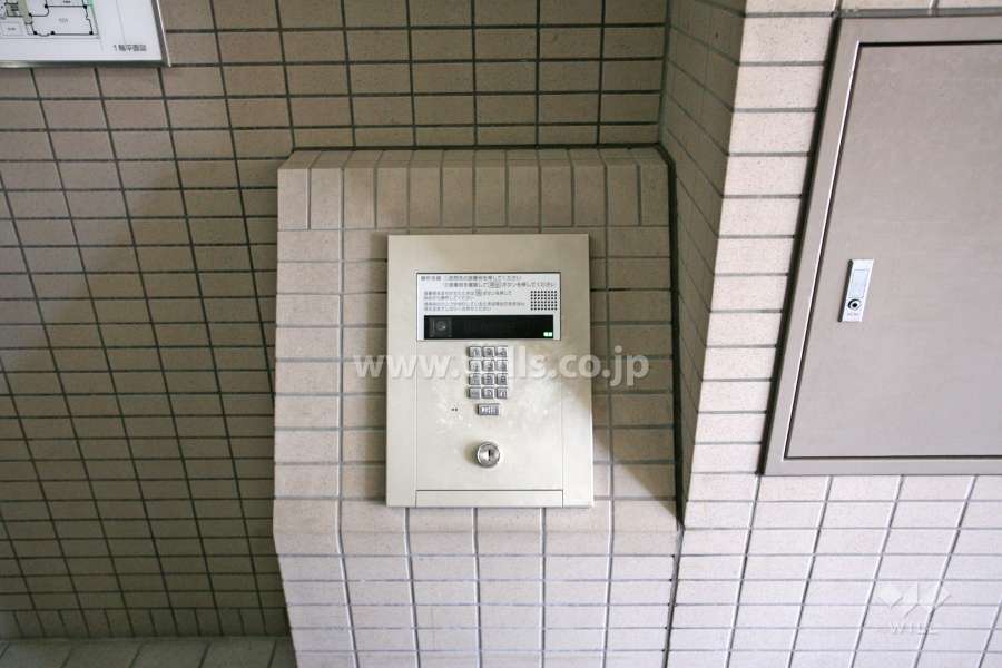 エントランスはオートロック付きです。