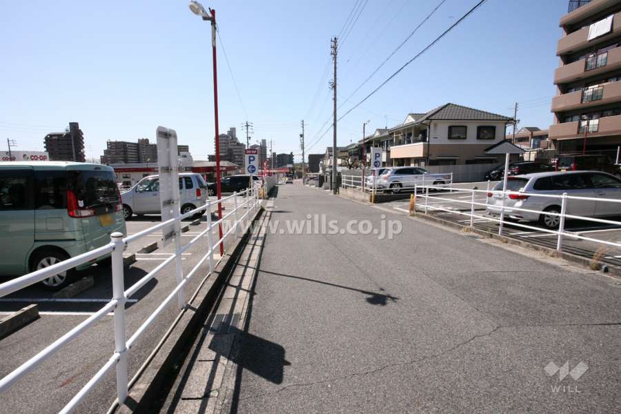 敷地南側の前面道路（東側から）