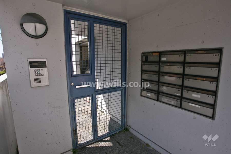 エントランスはオートロック付きです。