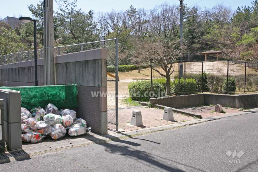 ゴミ置き場と敷地に隣接する梨子ノ木公園