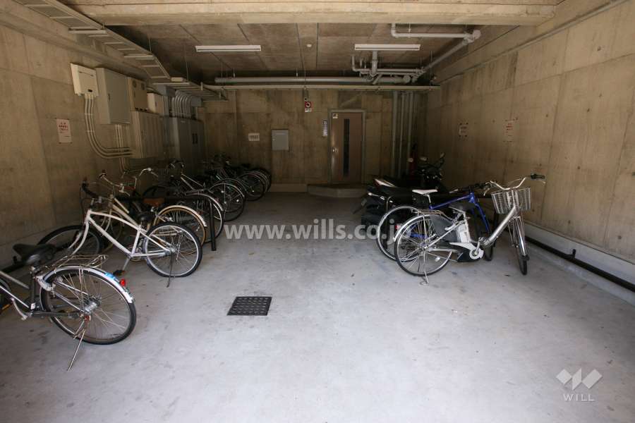 屋内に設けられた駐輪場