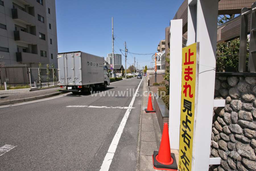敷地東側の前面道路(南側から)