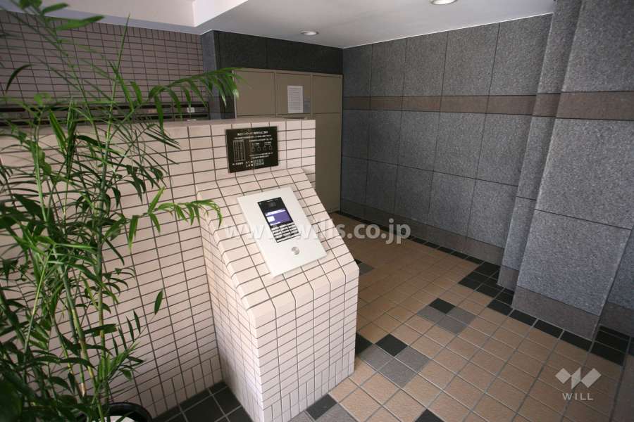 エントランスはオートロック付きです。