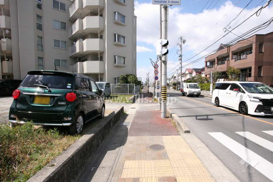 敷地北側の前面道路（東側から）