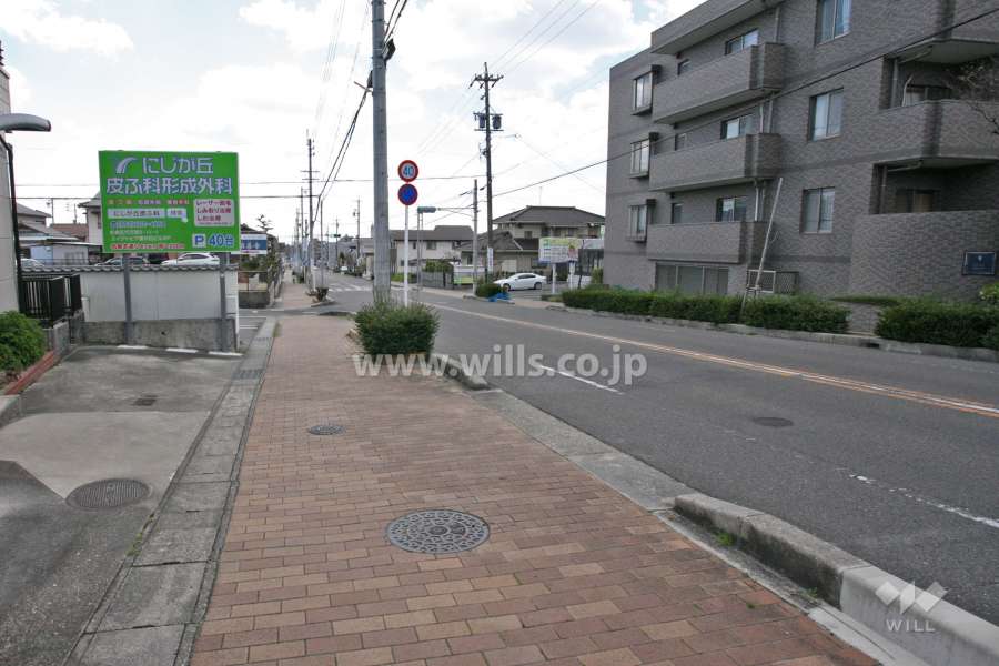 敷地東側の前面道路(北側から)