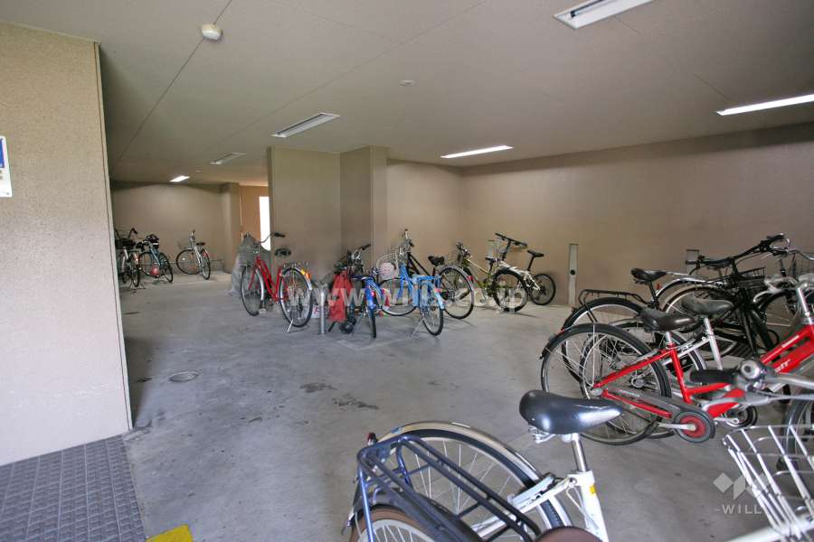 屋内に設けられた駐輪場