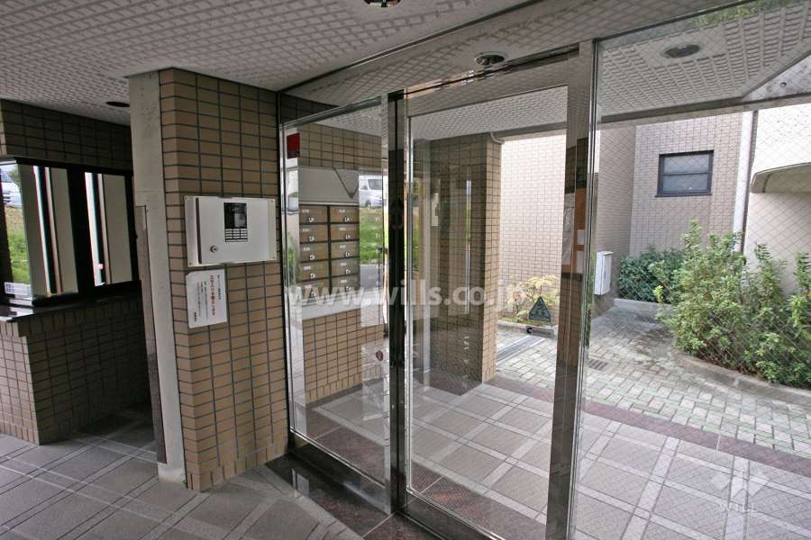 エントランスはオートロック付きです。