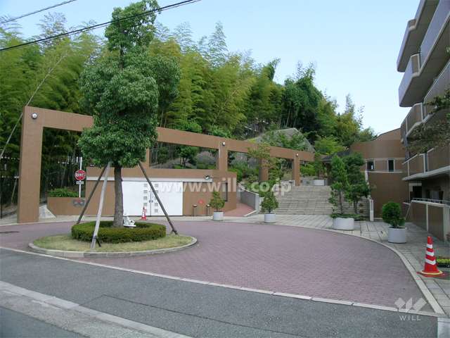 車寄せのあるエントランスアプローチ