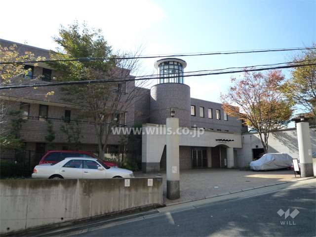 円筒形の階段ホールが印象的なデザイン