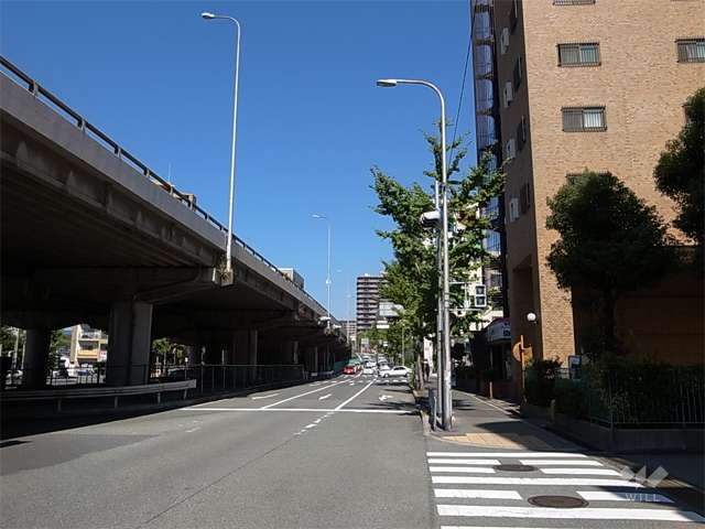 敷地の西側には新御堂筋が走っています。