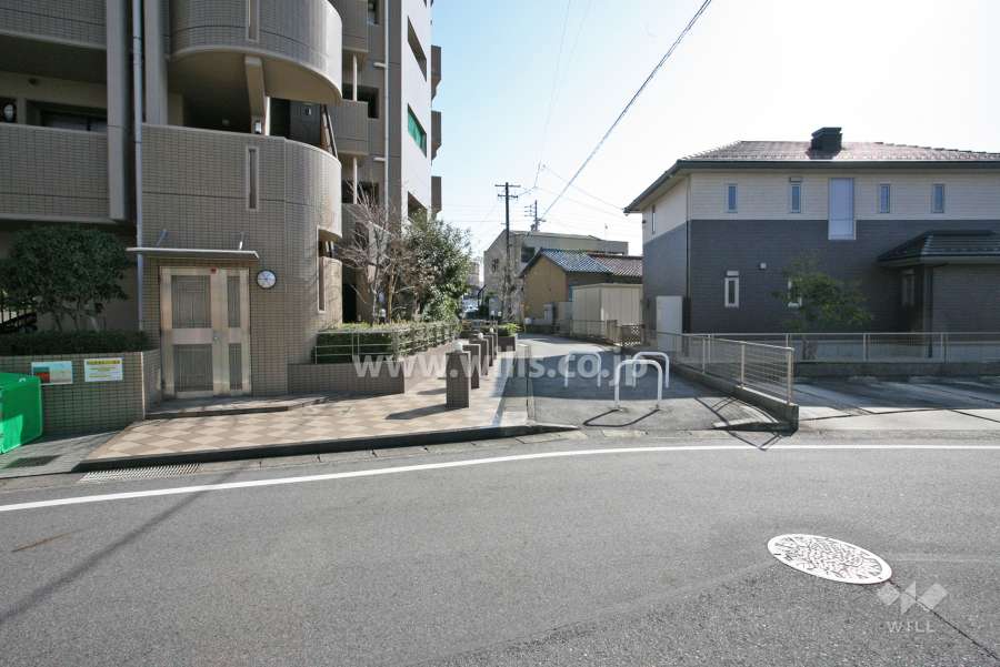 敷地西側の前面道路