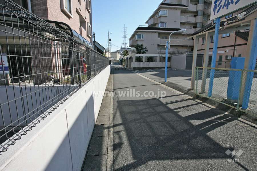 敷地西側の前面道路