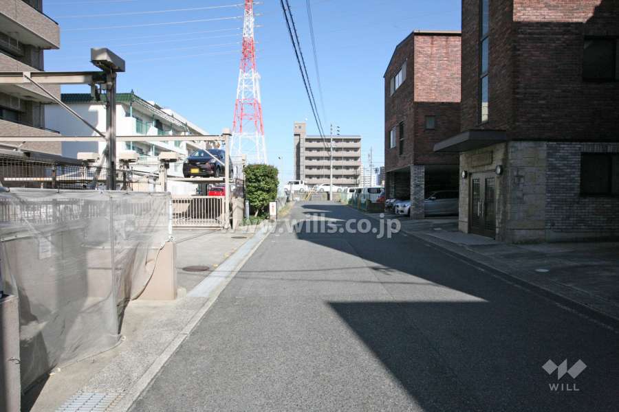 敷地南側の前面道路（西側から）