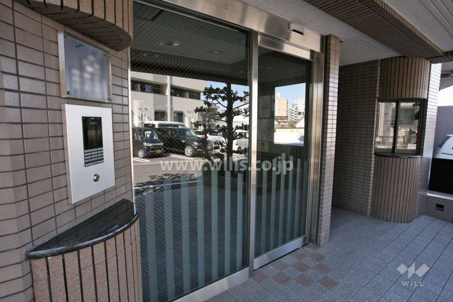 エントランスはオートロック付きです。
