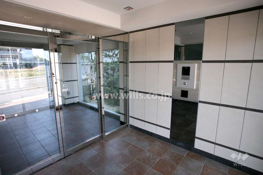 エントランスはオートロック付きです。