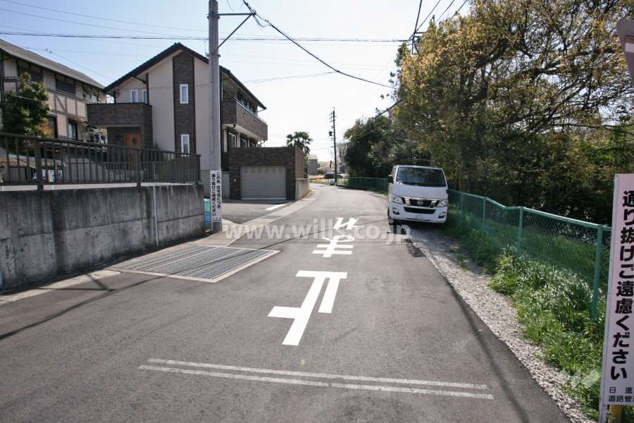 敷地北側の前面道路(西側から)