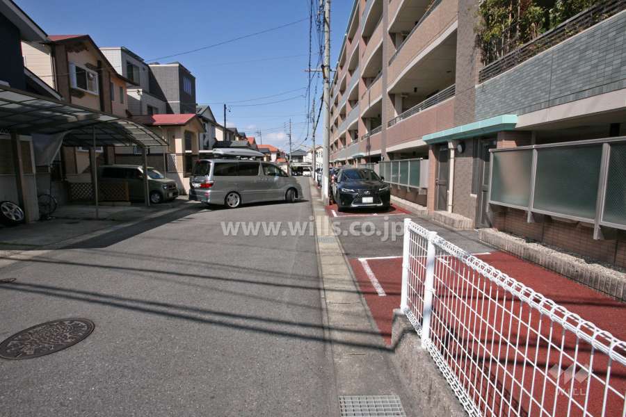 敷地南側の前面道路(東側から)