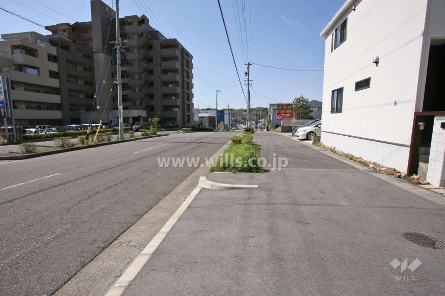 敷地西側の前面道路(北側から)