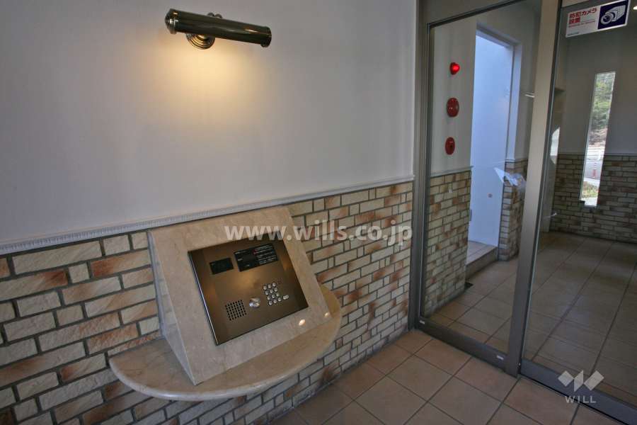 エントランスはオートロック付きです。