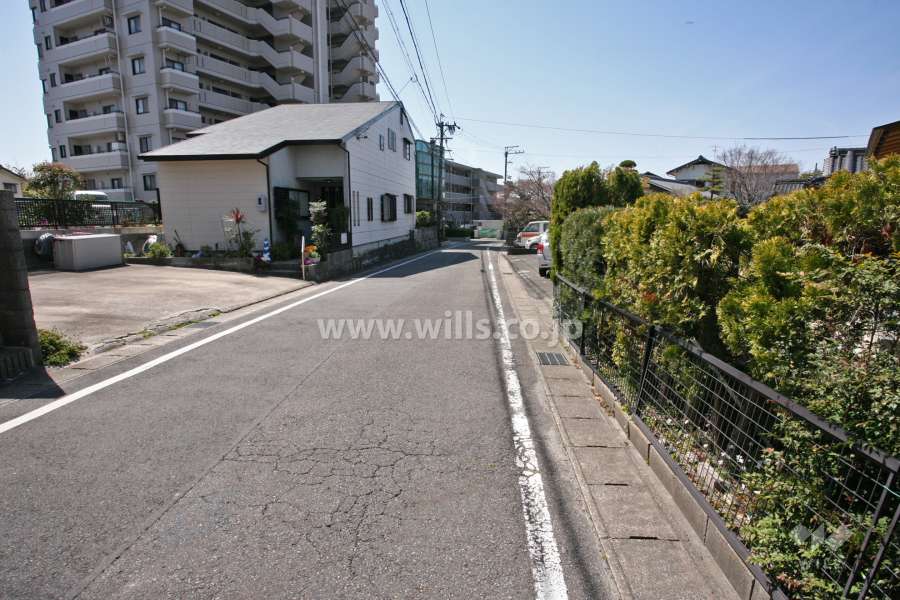 敷地北西側の前面道路(北東側から)