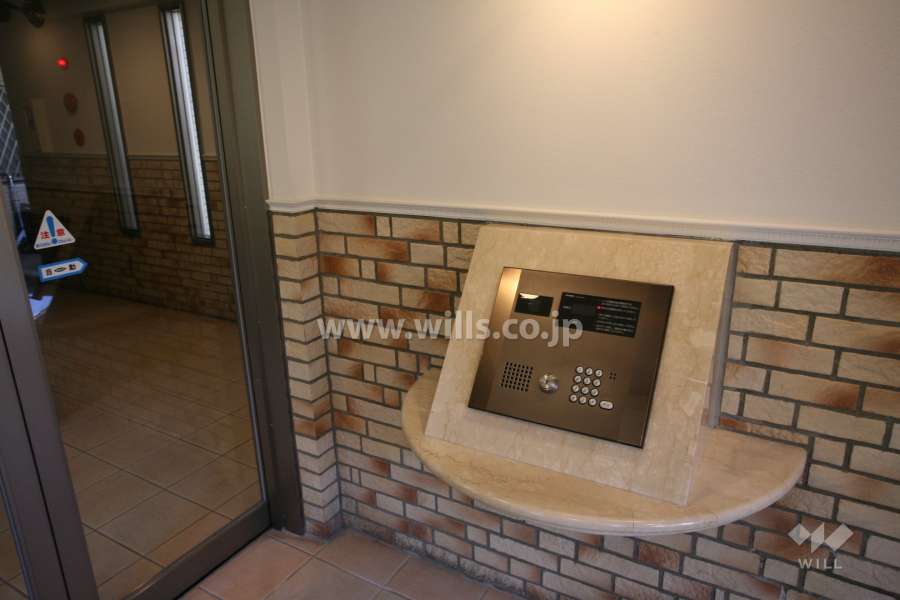 エントランスはオートロック付きです。