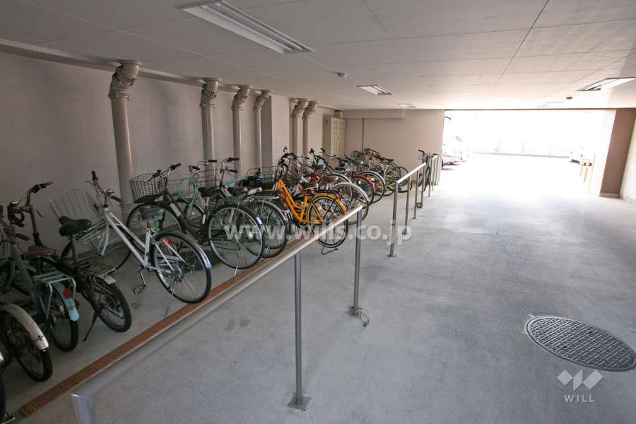 屋内に設けられた駐輪場