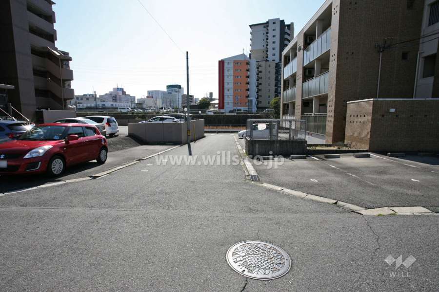 敷地北側の前面道路（東側から）