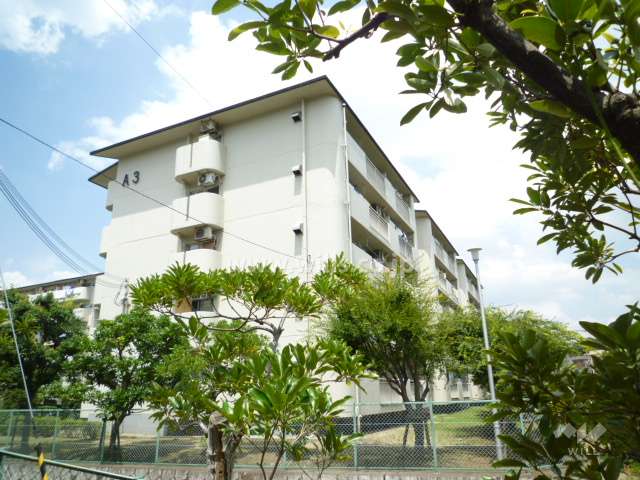 公社山田西第一次団地A-3棟の外観