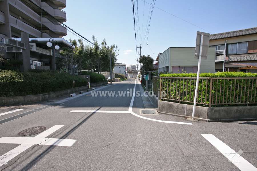 敷地北側の前面道路
