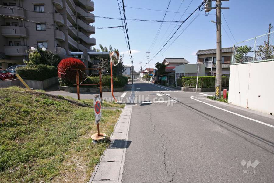 敷地南西側の前面道路(南東側から)