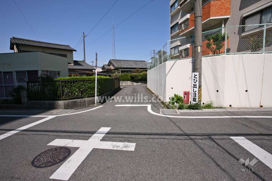 敷地西側の前面道路(南側から)