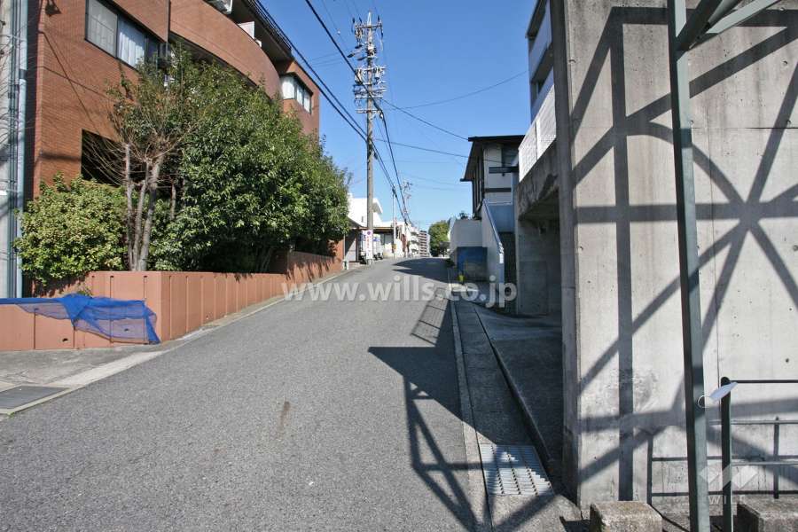 敷地南側の前面道路